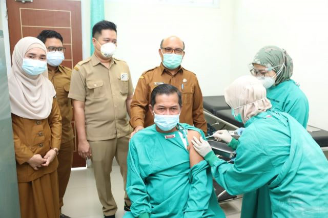 Walikota Serang H. Syafrudin, S.Sos, M.Si saat melakukan proses vaksinasi didampingi oleh Direktur RSUD Kota Serang dr. Hj Teja Ratri, MM.Kes