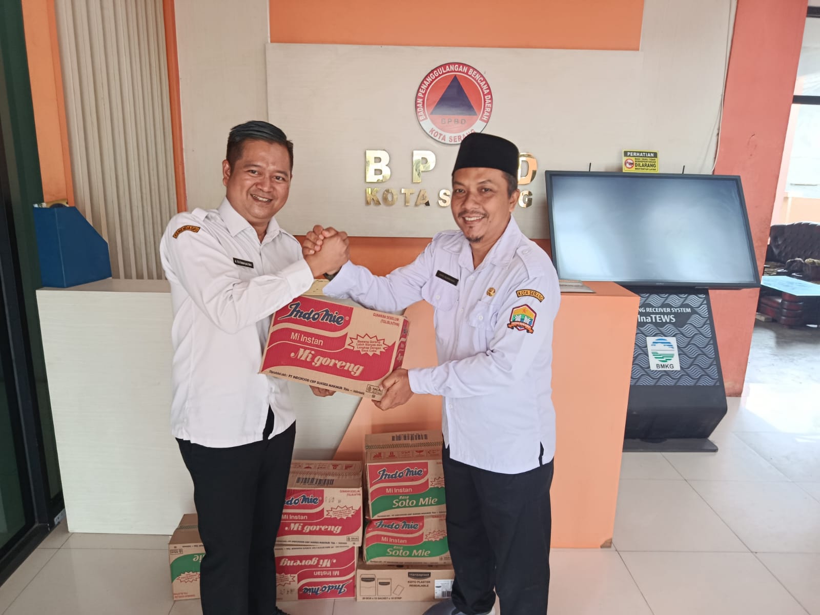 Direktur RSUD Kota Serang Salurkan Bantuan Kepada Korban Banjir Kasemen